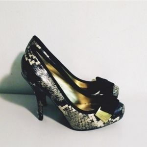 $$SOLD$$ Guess heels size 7M